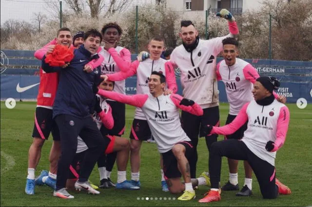 Pochettino y su divertida foto junto al plantel del PSG. Foto: Pochettino/Instagram.
