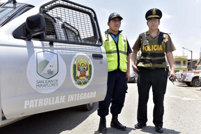 El patrullaje integrado permite el trabajo conjunto entre el sereno y un efectivo policial. Foto: Andina