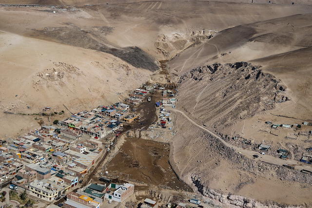 Imágenes de sobrevuelo tras supervisión de las zonas afectadas por la activación de la Quebrada del Diablo en Tacna. Foto: Presidencia.