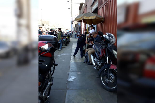 Av. Nicolás Ayllón es invadida por vehículos y basura [FOTOS]