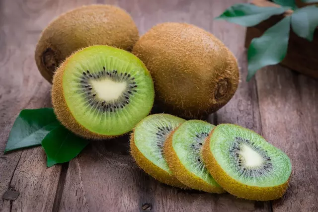 El kiwi es rico en vitaminas C.