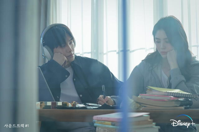 Park Hyun Sik y Han So Hee en el drama Soundtrack #1 de Dinsey+