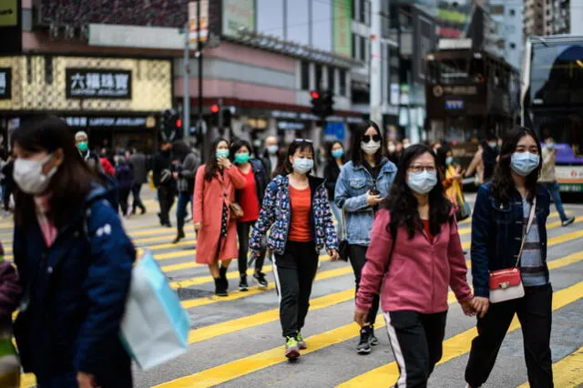Los peatones llevan máscaras faciales en una calle de Hong Kong.