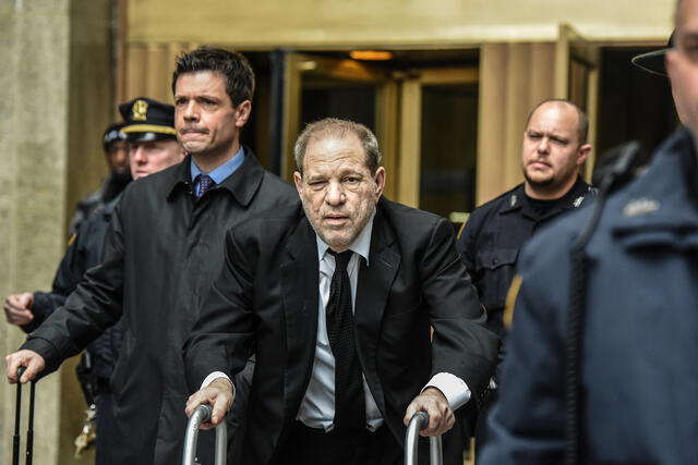 Mujeres cantan "Un violador en tu camino" frente al juzgado de Weinstein. Foto: AFP.