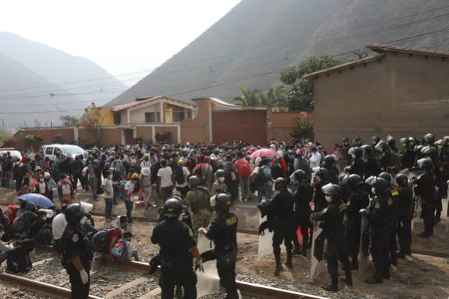 Pobladores se trasladaban a pie a Huancavelica. Foto: Aldair Mejía/La República.