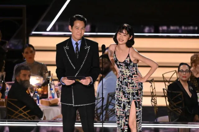 Lee Jung Jae y Jung Ho Yeon en los Emmy Awards 2022. Foto: AFP