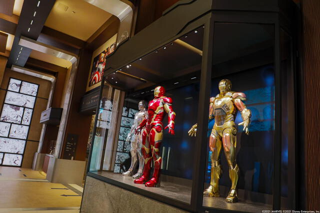 Estatuas en el nuevo hotel de Marvel en Disney París.