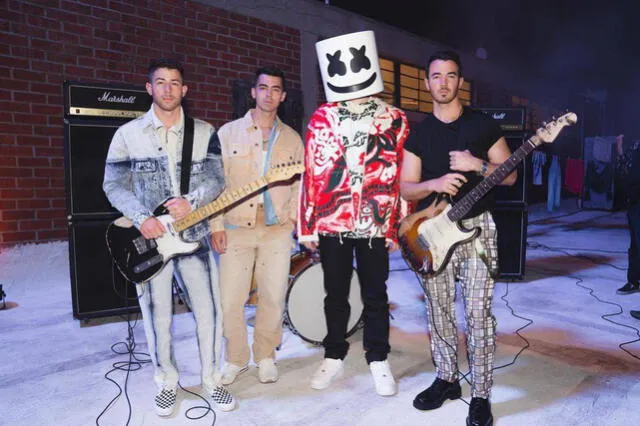 Los Jonas Brothers junto a Marshmello en los Billboard Music Awards. Foto: Nick Jonas/ Instagram