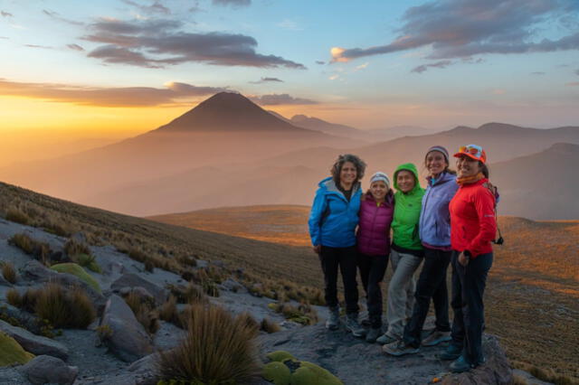 Montañistas de Argentina, Bolivia y Perú en la cima del volcán Coropuna. Foto: facebook Click