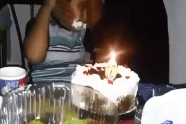 Facebook: querían que muerda el pastel, pero no apagaron la vela y casi provocan tragedia [VIDEO]