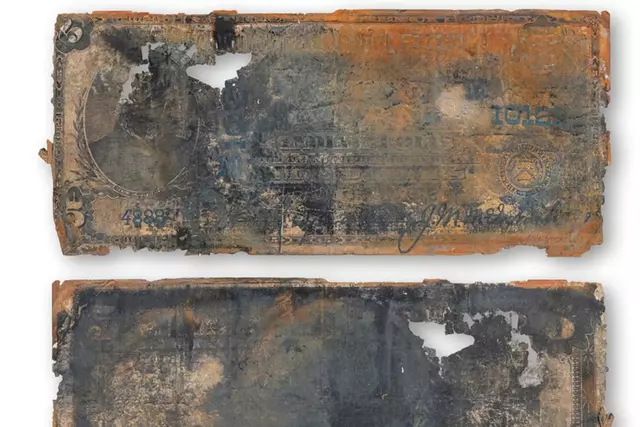El billete de cinco dólares recuperado es muy valorado por los coleccionistas, ya que fue el último billete del tamaño de una "manta de caballo" emitido como moneda. Foto: Casa de subastas de Guernsey