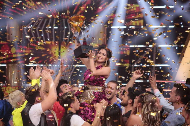 Amy Gutiérrez alzando la copa de 'El artista del año'. Foto: Instagram.