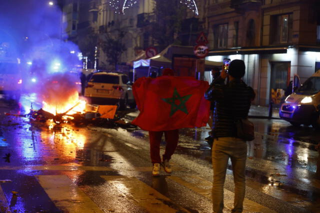 Personas con la bandera de Marruecos se encontraban entre los disturbios. Foto: EFE