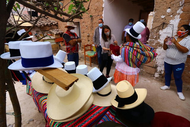 Demostración de la técnica de elaboración de sombreros típicos. Fotografía: Karen Espejo