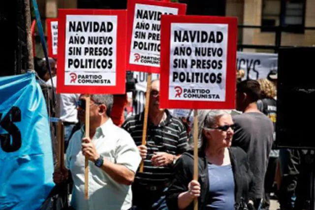 El 28 de noviembre pasado un grupo de personas participó en una marcha organizada para reclamar la libertad de diversos exfuncionarios de los Gobiernos de Néstor Kirchner y Cristina Fernández. Foto: EFE