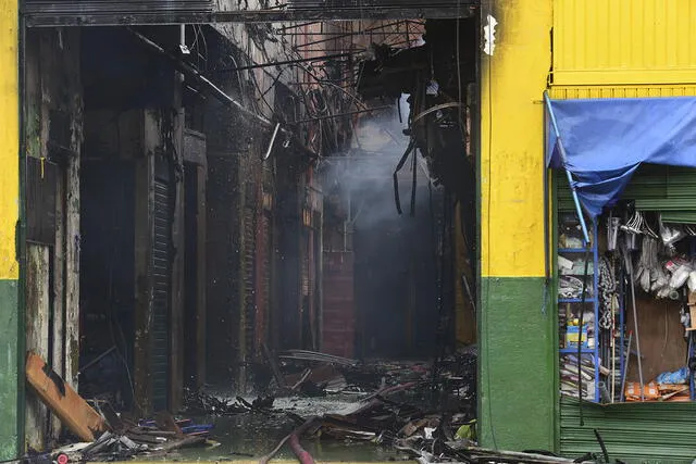 Bomberos logran ingresar a la galería Nicolini en busca de los desaparecidos [FOTOS]