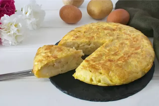 Conoce como hacer una deliciosa tortilla de papa.