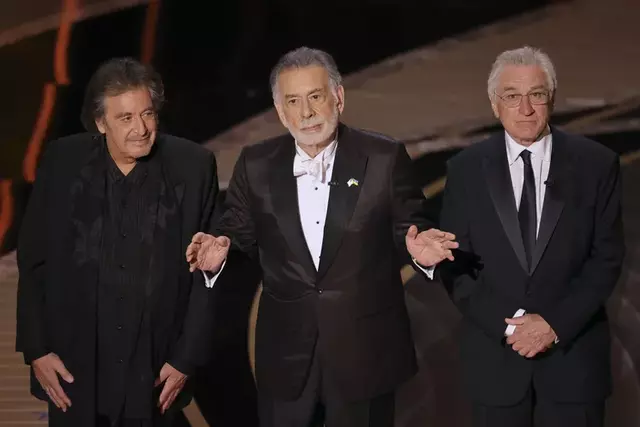 Francis Ford Coppola flanqueado por Al Pacino y Robert De Niro en la ceremonia del Oscar 2022. Foto: Milenio.