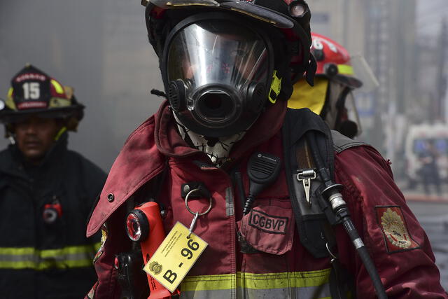 Bomberos logran ingresar a la galería Nicolini en busca de los desaparecidos [FOTOS]