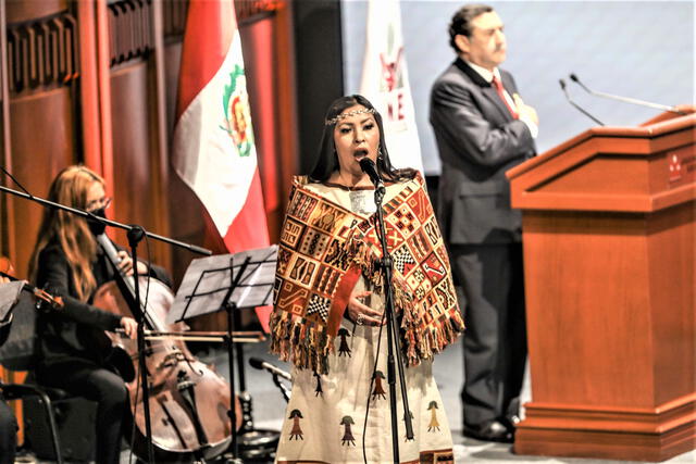 Soprano Gladis Huamán entona el himno nacional durante la entrega de credenciales al presidente electo, Pedro Castillo y la vicepresidenta, Dina Boluarte. Foto: Aldair Mejía.