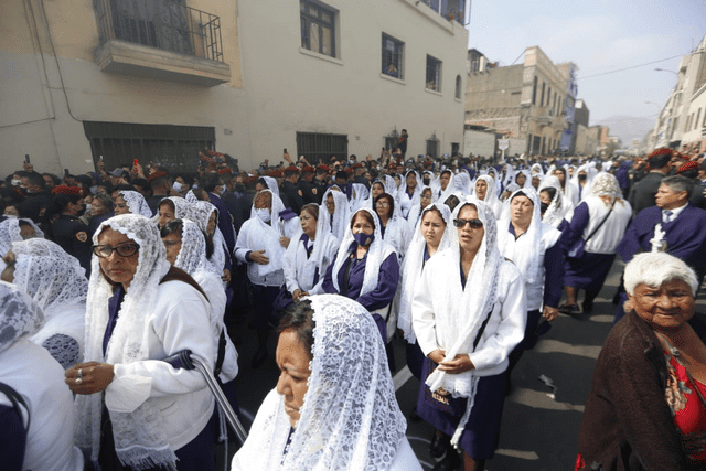 Señor de los Milagros: fieles acompañan la imagen del Cristo Morado a lo largo de su recorrido.