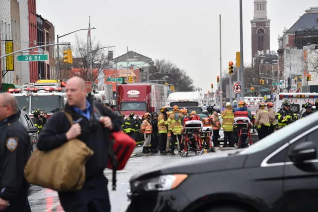 Policía y servicios de emergencia se reúnen en el lugar de un tiroteo reportado de varias personas fuera de la estación de metro 36 St el 12 de abril de 2022 en el distrito de Brooklyn de la ciudad de Nueva York. Foto: AFP