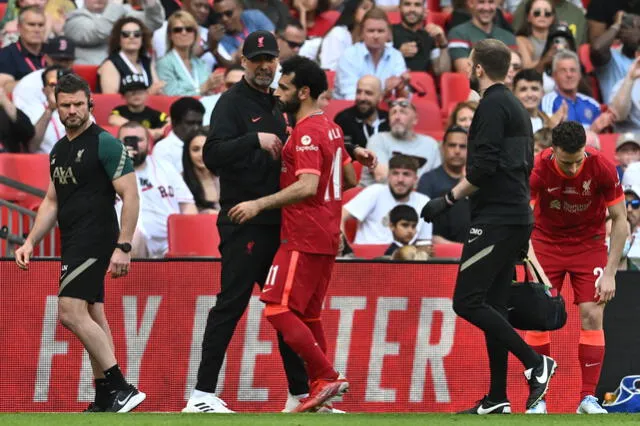 Mohamed Salah salió lesionado en la final de la FA Cup ante el Chelsea. Foto: AFP