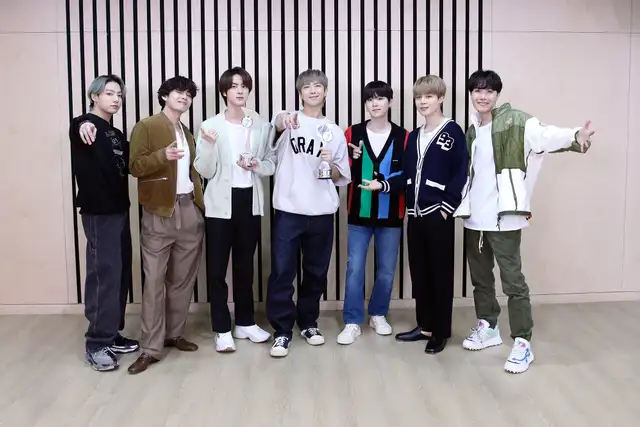 BTS posa desde Seúl con sus trofeos de IFPI 2020. Foto: Big Hit BTS posa desde Seúl con sus trofeos de IFPI 2020. Foto: Big Hit