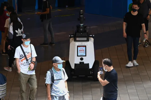 En esta fotografía tomada el 6 de septiembre de 2021, un robot autónomo llamado "Xavier" patrulla un distrito comercial y residencial durante una prueba de tres semanas por parte de la Home Team Science and Technology Agency (HTX). Foto: AFP