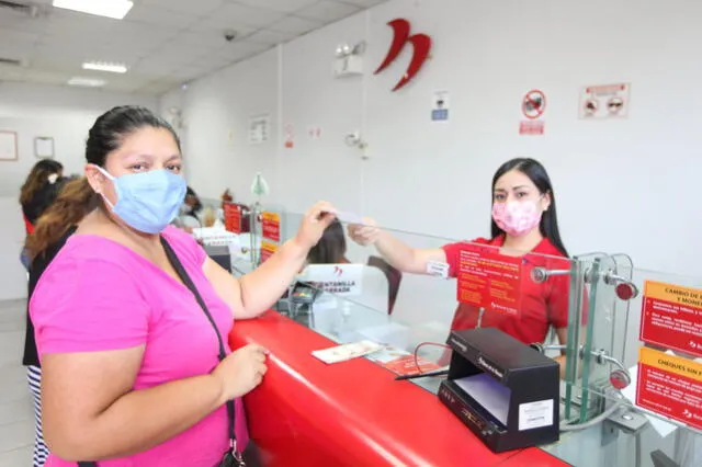 Luego de haber activado la Cuenta DNI, los beneficiarios del Bono Yanapay Perú podrán retirar el apoyo económico a través de los cajeros o ventanillas del Banco de la Nación. Foto: Andina