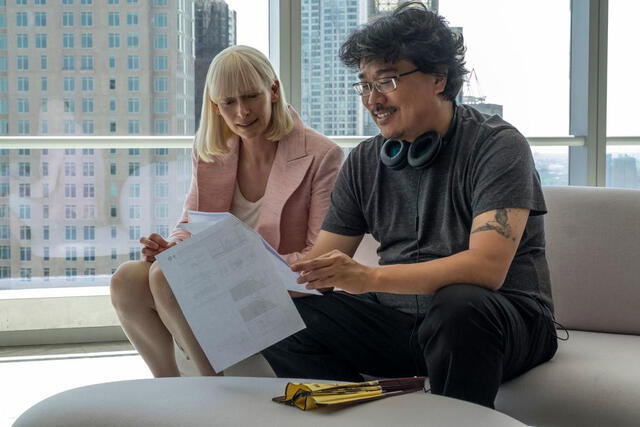 Bong Joon-ho junto a la actriz Tilda Swinton durante el rodaje de Okja para Netflix.