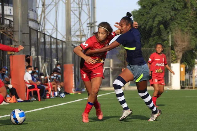 Alessia Sanllehi y Alison Reyes disputan el balón. Foto: selección peruana