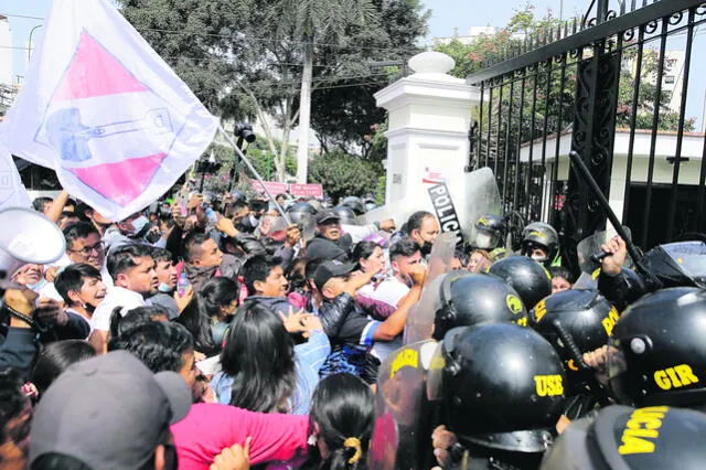 Embestida. Militantes de Acción Popular fueron a la sede del JNE a protestar. Ayer fue el aniversario del JNE. Foto: John Reyes/La República
