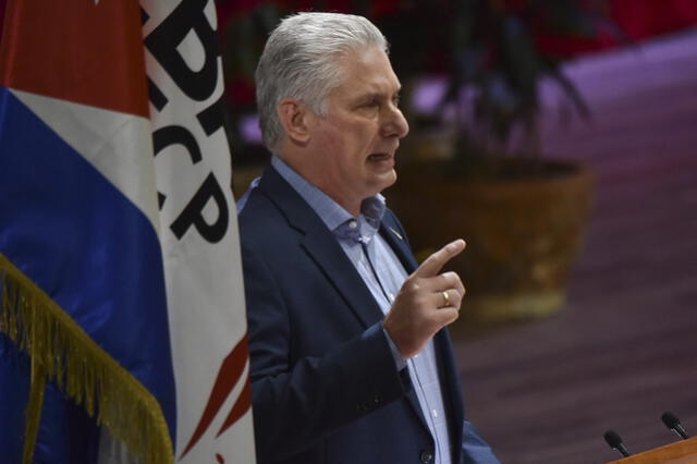 El presidente cubano Miguel Díaz-Canel pronuncia un discurso en el Palacio de las Convenciones de La Habana. Foto: AFP