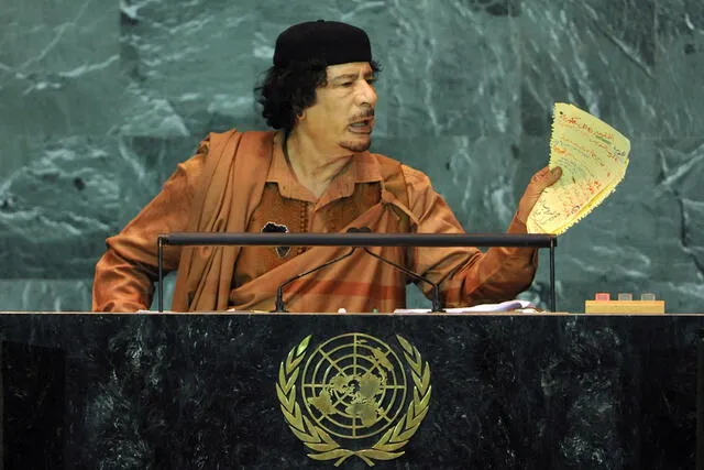 El exgobernante de Libia, Muamar Gadafi, durante su discurso ante las Naciones Unidas, en 2009. Foto: EFE.