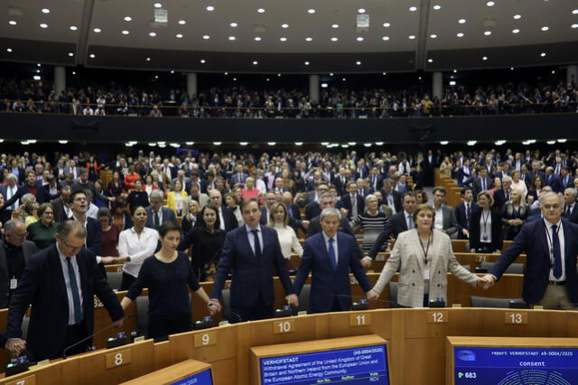 Los miembros del Parlamento se toman de las manos en muestra de solidaridad después de la votación durante la sesión plenaria sobre el voto brexit del Parlamento Europeo en Bruselas, Bélgica, el 29 de enero de 2020.