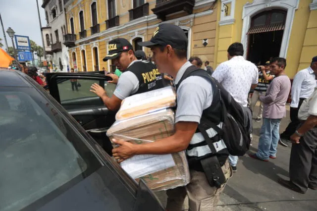 Agentes de la Policía Fiscal retiran los documentos incautados en el local de Fuerza Popular en Paseo Colón. Foto: Aldair Mejía / La República.
