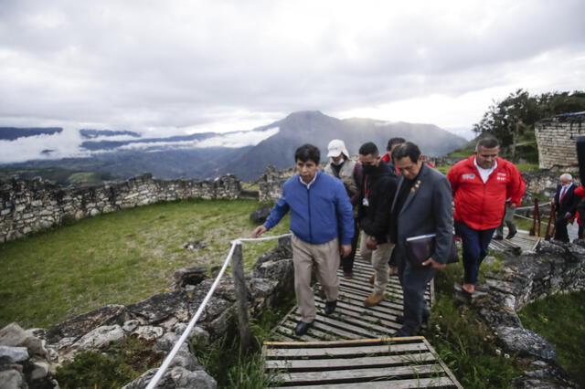 Jefe de Estado encabeza equipo que inspecciona avances de trabajos de recuperación y conservación del complejo arqueológico de Kuélap. Foto: Presidencia.