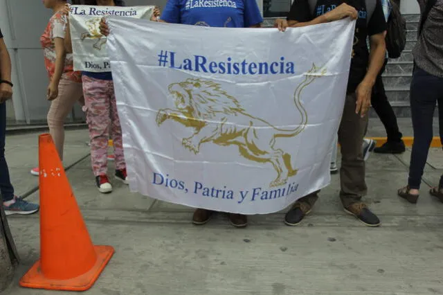 Bandera de La Resistencia con su lema "Dios, Patria y Familia". Foto: Antonio Melgarejo / La República.