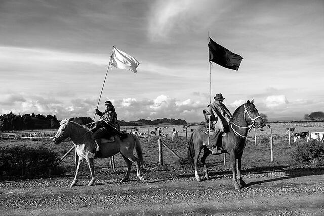 Mapuches en caballo. Foto: Luis Sergio.