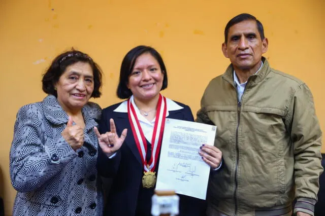 Karin Quijada Lovatón junto a sus padres en la sustentación de su tesis en la San Marcos. Foto: Andina