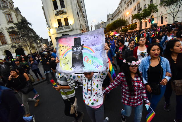 Así se desarrolló la multitudinaria Marcha del Orgullo LGBTI en Lima [FOTOS]