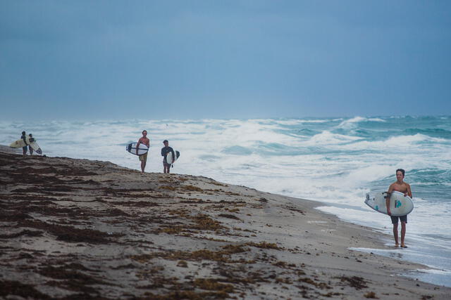 Surfistas en Boca Raton, Florida, durante el lunes 25 de mayo. (Foto: Scott McIntyre)