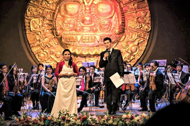 Gladis Huamán junto a Theo Tupayachi y Orquesta Sinfónica del Cusco. Foto: Archivo.