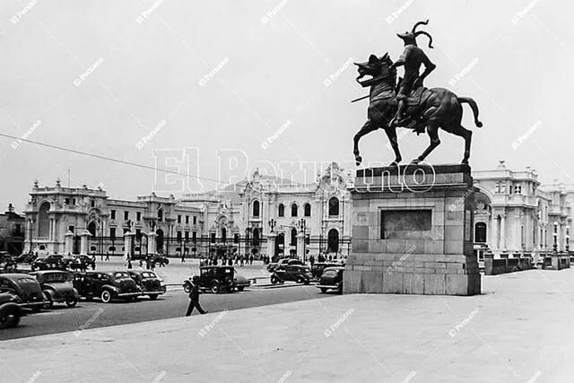 La estatua ecuestre a Francisco Pizarro cuando se ubicaba en el atrio de la Catedral de Lima. En 1952 se trasladó a la plaza Pizarro y en el 2003 al parque de la Muralla. (1945). Foto: Archivo Histórico de El Peruano.