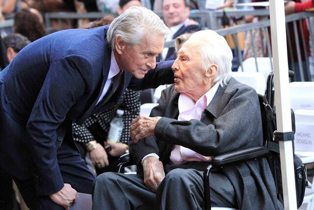Michael Douglas recibe su estrella de la fama junto a su padre de 101 años de edad (FOTOS)