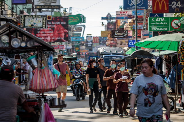 Visitantes usan máscaras faciales en medio de la preocupación por la propagación del nuevo coronavirus COVID-19 mientras camina por Khao San Road, un área popular para turistas en Bangkok el 6 de marzo de 2020.