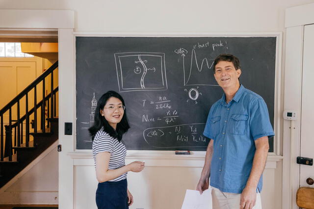 Hui Wang y Miles Blencowe describiendo su experimento. Foto: Robert Gill / Dartmouth College
