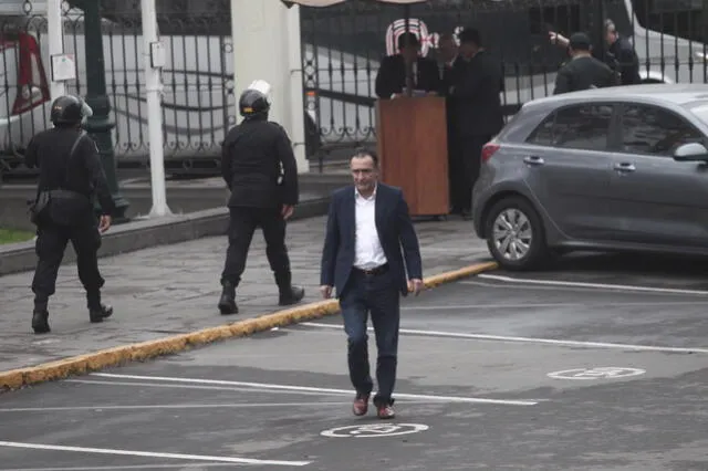 Héctor Becerril llega al Congreso. Foto: Aldair Mejía.