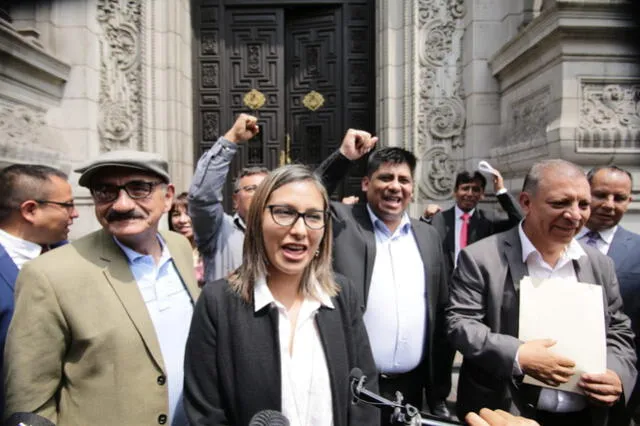 Frente Amplio tras salir de reunión con Martín Vizcarra. Foto: John Reyes.